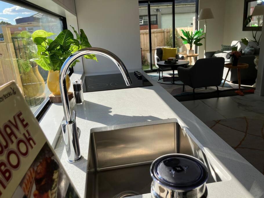 2-Bedroom Ensuite, Close To City, Comfortable, Accessible With Own Parking クライストチャーチ エクステリア 写真